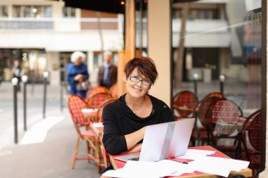      yaşlı kadın yazar yeni çalışma içinde laptop rezervasyon yaptırın ve var