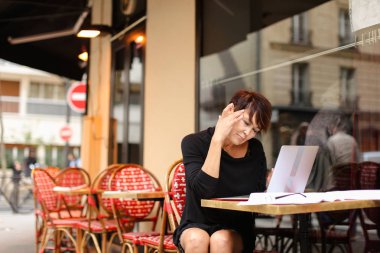      yaşlı kadın yazar yeni çalışma içinde laptop rezervasyon yaptırın ve var