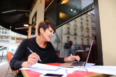      Kadın muhasebeci modern dizüstü bilgisayarda uzaktan çalışma.