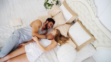 Her şey parlak Cozy hakkında unutmadan yatak içine aşık düşmek 