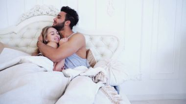 Mutlu yeni evliler harcamak onların balayı birlikte karşılamak sabah yalan