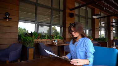 Sevimli kadınla menü kafede okuma