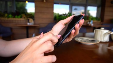 Restoranda smartphone kullanarak eller yukarı kapatın.