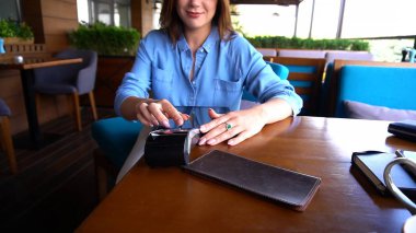 Genç kız restaura manyetik kart okuyucu üzerinde PIN kodunu girme