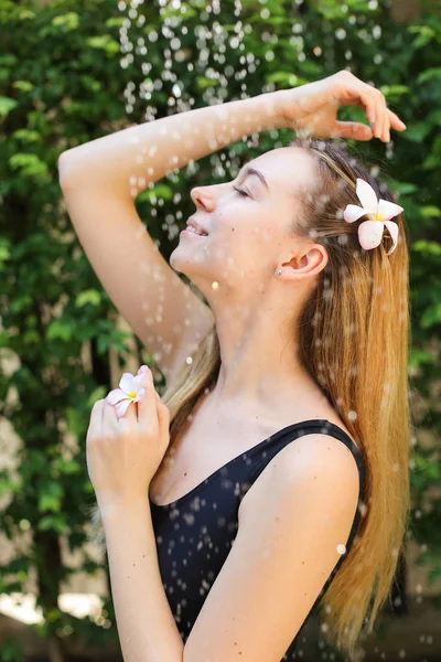 Nazik duş su damla hoşlanan kız portresi. — Stok fotoğraf