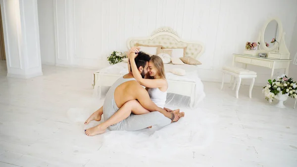 Ochtend in de Privacy van liefdevolle paar in slaapkamer — Stockfoto