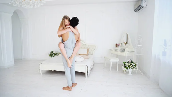 Liefdevolle elkaar paar zich in elkaars armen en gelukkig Togeth — Stockfoto