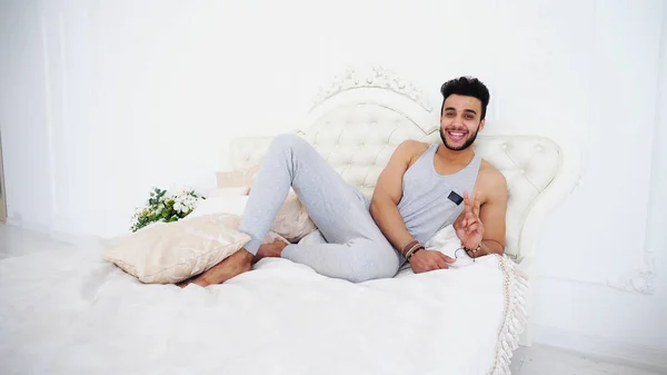 Портрет мужчины-мусульманина Vacationer из города бюстгальтер на кровати в Br — стоковое фото