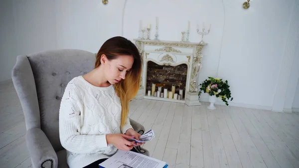 Mujer de negocios moderna tratando con dinero y lectura Documentación de trabajo , — Foto de Stock