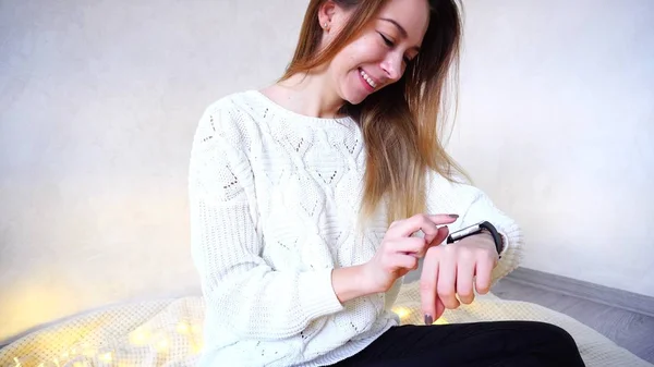 Portret van charmante vrouw die slimme horloge voor later gebruik stelt — Stockfoto