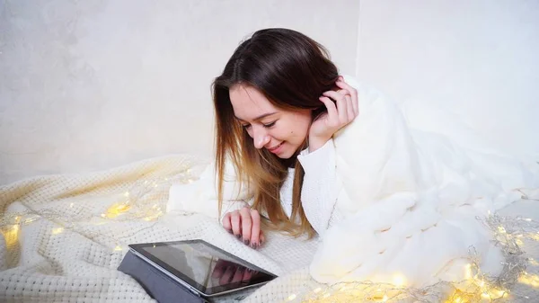 Aantrekkelijke vrouw kijkt naar het scherm van de Tablet PC en zit op Internet — Stockfoto