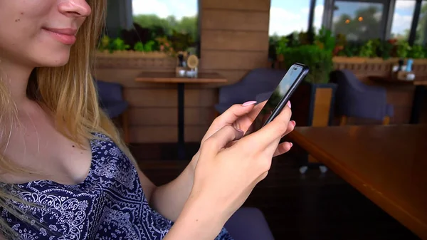 Lose up hands typing message by smartphone at cafe. — Stock Photo, Image