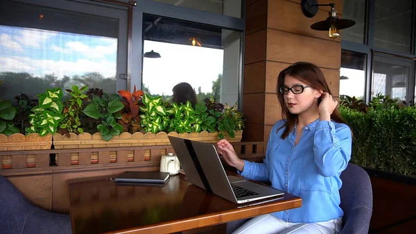 Женщина-копирайтер печатает статью на ноутбуке в ресторане . — стоковое фото