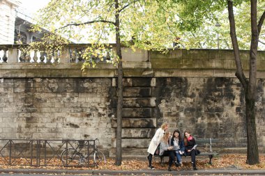 Avrupa öğrencileri, laptop ve kağıtları ile öğrenme oturan olmak
