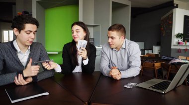 Üç başarılı yöneticileri, kız ve iyi yapılmış çocuklar başa çıkmak ve var. 