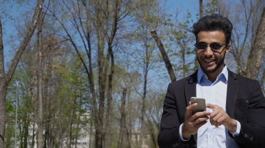 Arap yazar telefon e-postayı denetleme.