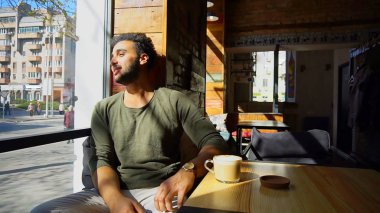 Güzel kıza baktığını genç milyoner. 