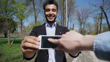 Modern caf oturan çekici çift . 