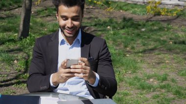 Müslüman telefon oyun oynamak.