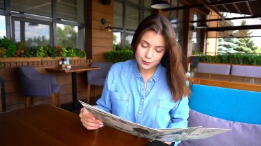 Güzel Bayan menü kafede okuma