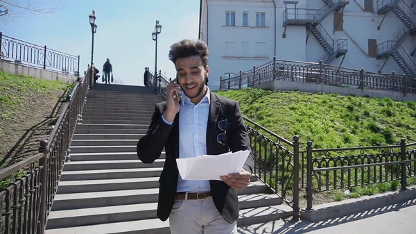 Muslim hablando de negocios por teléfono y poniendo manos arriba — Foto de Stock