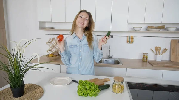 La muchacha moderna escoge, de que hortaliza preparar la ensalada y cm — Foto de Stock