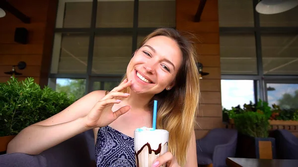 Cerca de cóctel de helado y chica jinete sonriente en  . — Foto de Stock