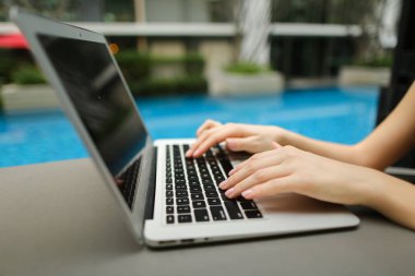 Bilgisayar klavye güneşli günde yazarak parmak