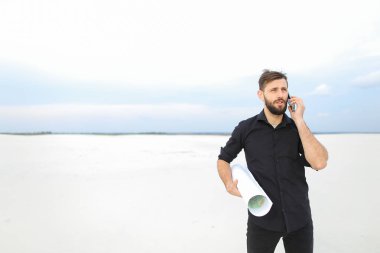   Giysi Tasarımcısı kardeşi ile iletişim kurmak için Smartphone kullanarak 