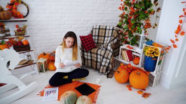 Kız serbest meslek belgeleri ve gülümseyen ve katta oturan grafiklerinde, çalışma