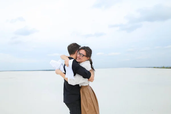 Wet studenten man en vrouw zich verheugen op passerende examens dansen — Stockfoto