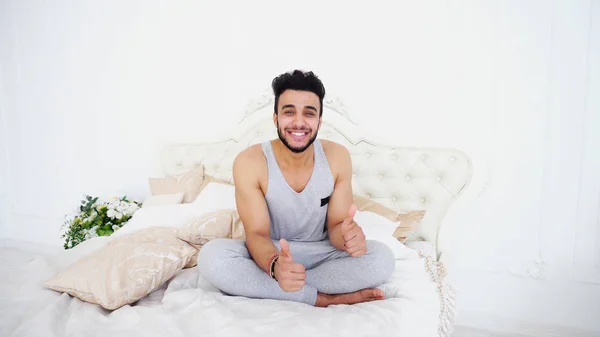 Retrato de joven árabe descansando en día difícil en la cama en brillante — Foto de Stock