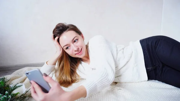 Pretty girl makes memorable selfie on smartphones camera in New — Stock Photo, Image