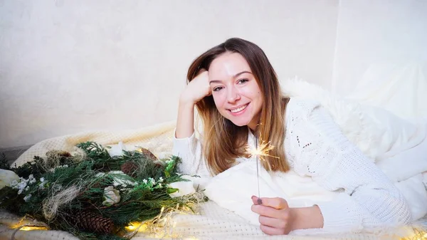 Mulher jovem impressionante sente a aproximação do Ano Novo e faz o desejo , — Fotografia de Stock