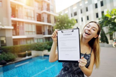 genç kız öneriyor imzalamak havuzu arka plan üzerinde güzel kız öneriyor Kiralık Konut sıcak ülkelerde ilgili sözleşme imzalamadan sıcak ülkelerde yaşamak sözleşme. Açık açık yazı tipi lisansı ile kullanılan