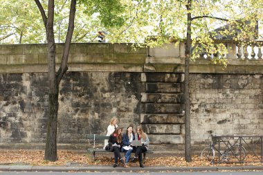 Bankta oturan ve laptop ve pa ile öğrenme kız öğrenci