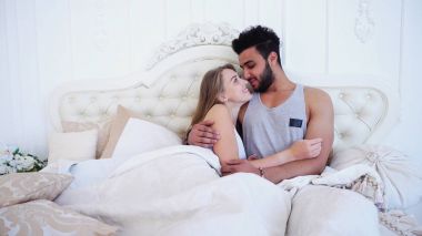 Mutlu yeni evliler harcamak onların balayı birlikte karşılamak sabah yalan