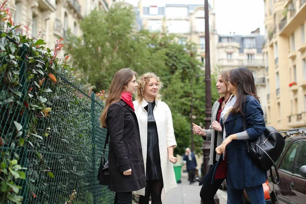 Gladden chodzenia po zajęciach w i uśmiechający się europejskich studentów — Zdjęcie stockowe