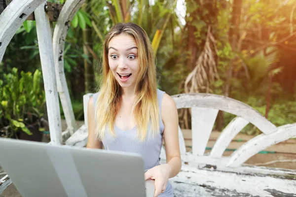 Freelancing mujer sorprendida y sorprendida con el ordenador portátil PC, fondo de sol palmas verdes en Tailandia, viajes Phuket — Foto de Stock