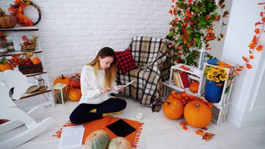 Kız öğrenci ödev bilgisayarda ve okuma bilgi, yalan kağıtlara yapıyor