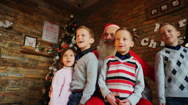 Drei Jungen Kinder halten Neujahrsgeschenke in den Händen und — Stockfoto