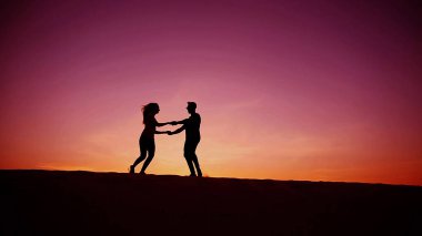 Aşıklar birbirlerine doğru koşmak ve çölde kum tepe üzerinde girdap 