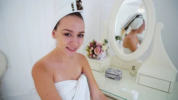 Ama de casa atractiva de la ducha, hidrata la piel con la crema para la cara y — Foto de Stock