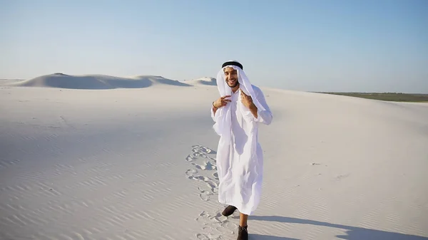 Majestuoso árabe Emiratos Árabes Unidos Sheikh hombre mira duro en la distancia y estanque — Foto de Stock