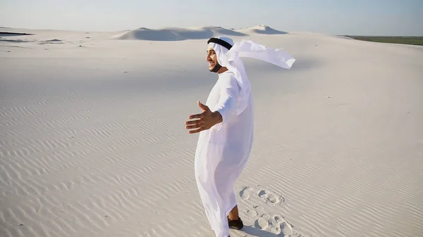 Feliz árabe Emiratos Árabes Unidos Sheikh hombre camina en medio del desierto blanco y — Foto de Stock