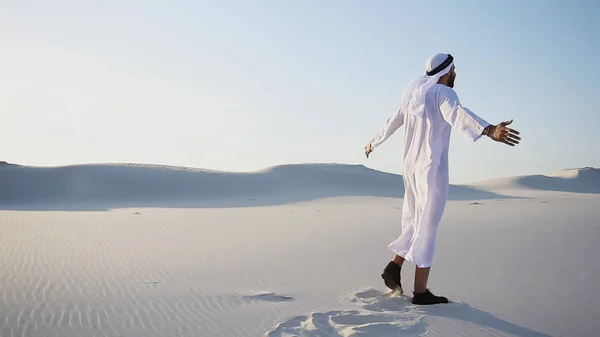うれしそうな男性アラビア シェイク イスラム教徒が白い砂の砂漠を歩く — ストック写真