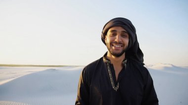 Mutlu Emirliği insan çöl eteklerinde fac gülümseme ile yürüyor