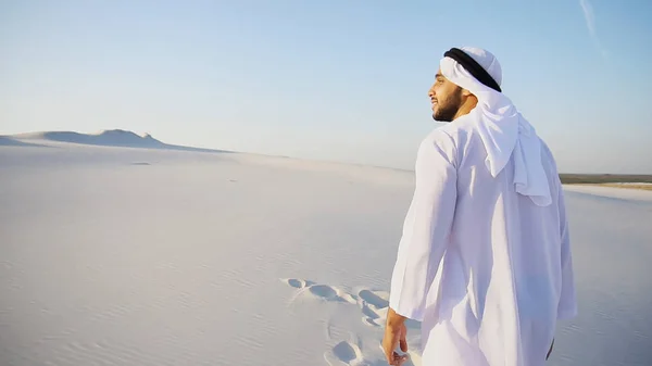 Neşeli Arap Şeyh insan gülümseme ile çöl üstünde f üzerinde yürüyor — Stok fotoğraf