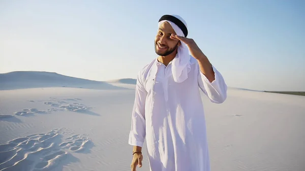 Retrato de hermoso emirato de risa macho en agai desierto arenoso —  Fotos de Stock