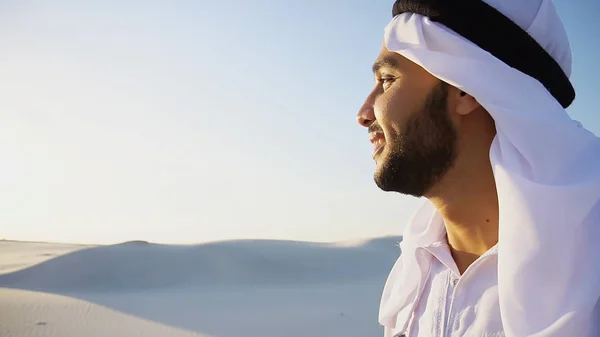 新鲜度的穆斯林男子在气候干燥的 s 中的呼吸 — 图库照片